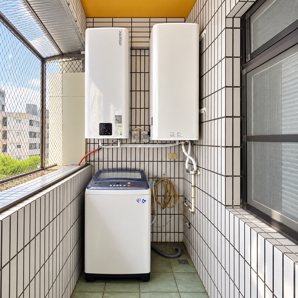 兩台白色方形電熱水器壁掛於磁磚陽台,洗衣機設於下方,左側可見陽台欄杆。