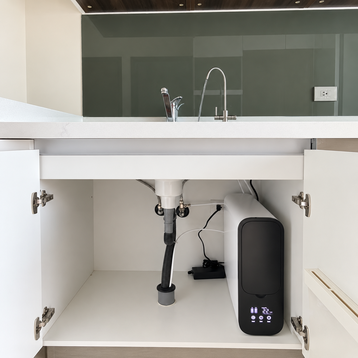RO800 淨水器設於白色水槽櫃右側，前方顯示幕亮起；檯面保留水槽龍頭與獨立淨水龍頭。